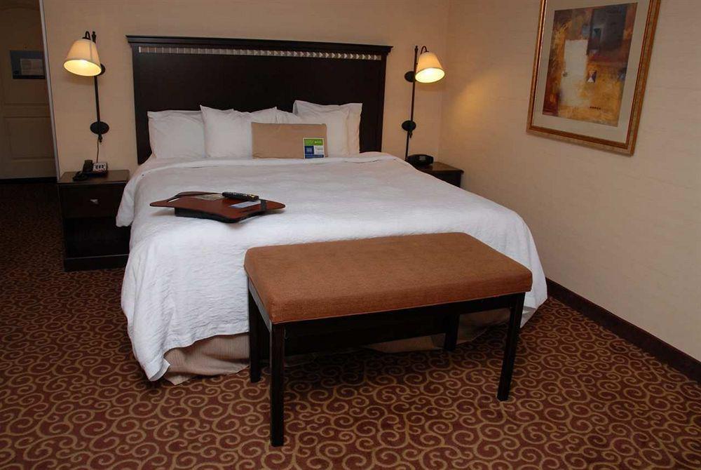 Hampton Inn & Suites Staten Island Nueva York Habitación foto