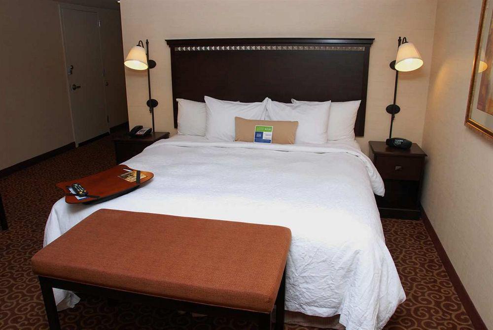 Hampton Inn & Suites Staten Island Nueva York Habitación foto